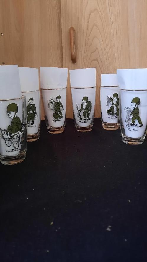 set van 6 GLAZEN : SOLDATEN + TEKST, Collections, Verres & Petits Verres, Verre à soda, Enlèvement ou Envoi