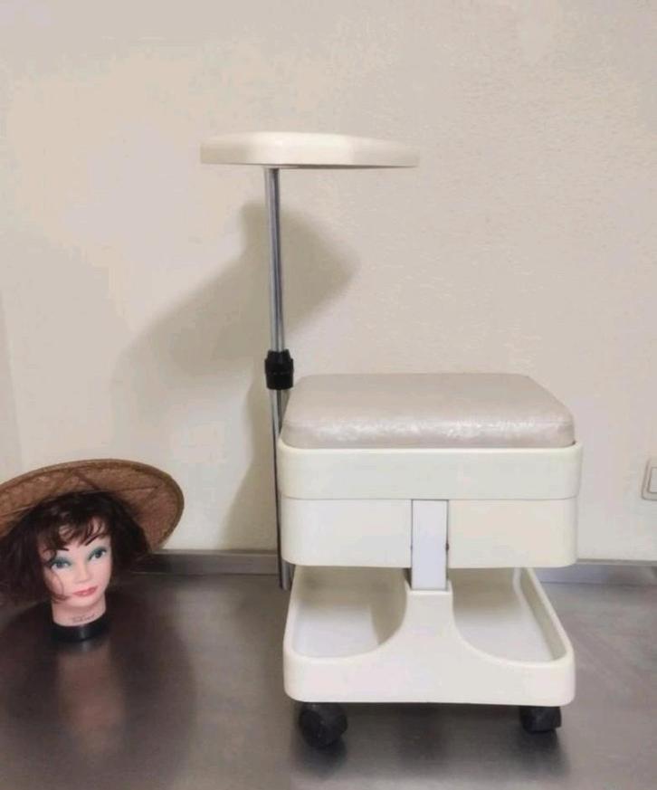 🟡🟨⭐️ Joli siege roulette blanc crème gris manucure vintage, Maison & Meubles, Accessoires pour la Maison | Étagères, Utilisé