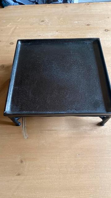 Metalen plateau Flamant beschikbaar voor biedingen