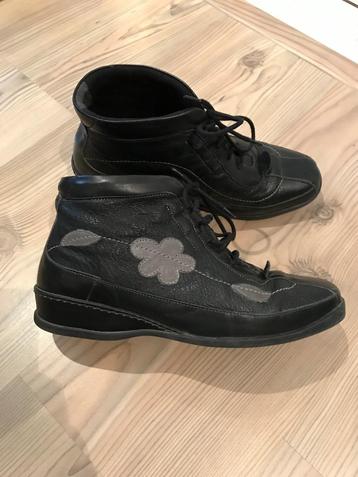 Zwarte lederen veterlaarsjes van HUSH PUPPIES (mt 39)