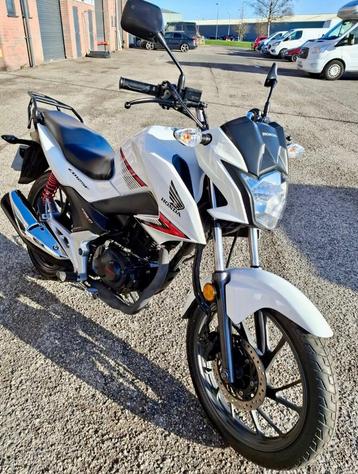Honda cb125 2018  slechts 1800km beschikbaar voor biedingen