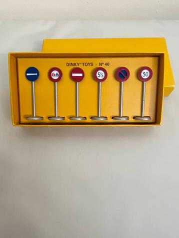 Dinky Toys verkeersborden  beschikbaar voor biedingen