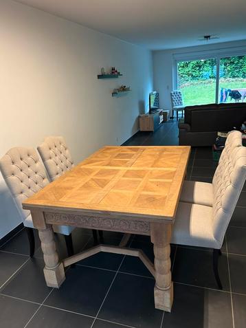 Tafel uitschuifbaar en 8 stoelen  beschikbaar voor biedingen