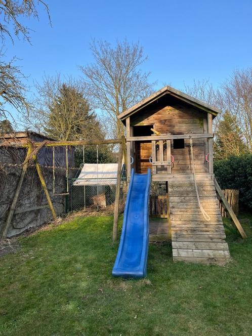 Grote houten speelhuis met glijbaan en schommels, Kinderen en Baby's, Speelgoed | Buiten | Speelhuisjes, Gebruikt, Hout, Ophalen