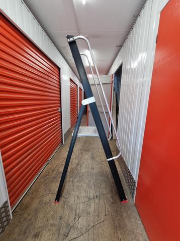 Escalier Altrex PRO à 4 marches disponible aux enchères