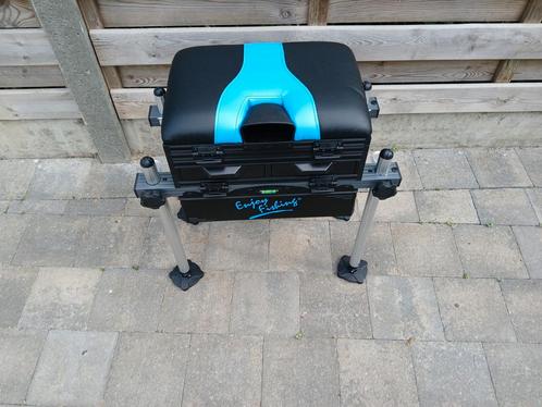 NIEUWE ELITE ZITSSTATION 1X VIJVERKANT GEZIEN. MET 30MM POOT, Watersport en Boten, Hengelsport | Witvissen, Zo goed als nieuw