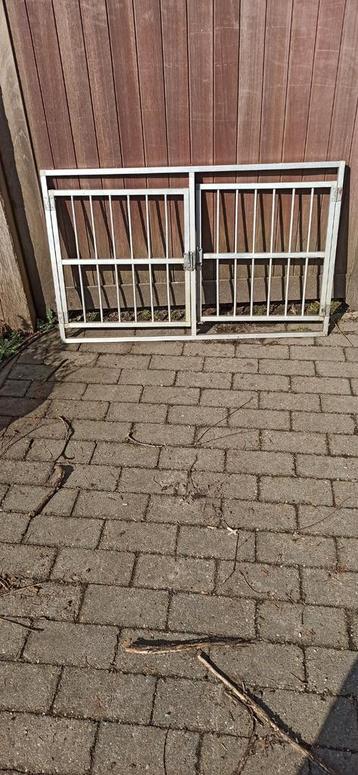 Hekje voor hondenhok beschikbaar voor biedingen