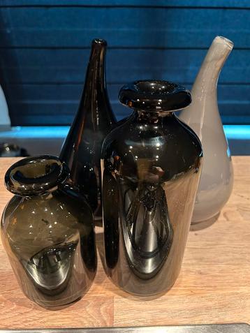 Lot vazen te koop zwart + 1 grijs beschikbaar voor biedingen