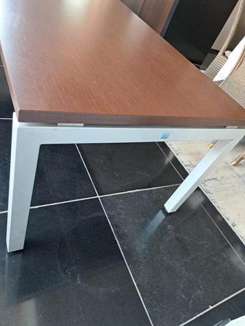 Design eettafel JG met zwevend blad en verstelbare poten beschikbaar voor biedingen
