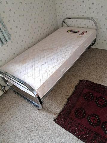 Vintage metalen bed beschikbaar voor biedingen