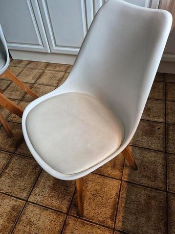 4 witte keukenstoelen beschikbaar voor biedingen
