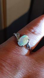 Massief zilveren ring met een prachtige Welo opaal, Nieuw, Met edelsteen, Ophalen of Verzenden, Dame