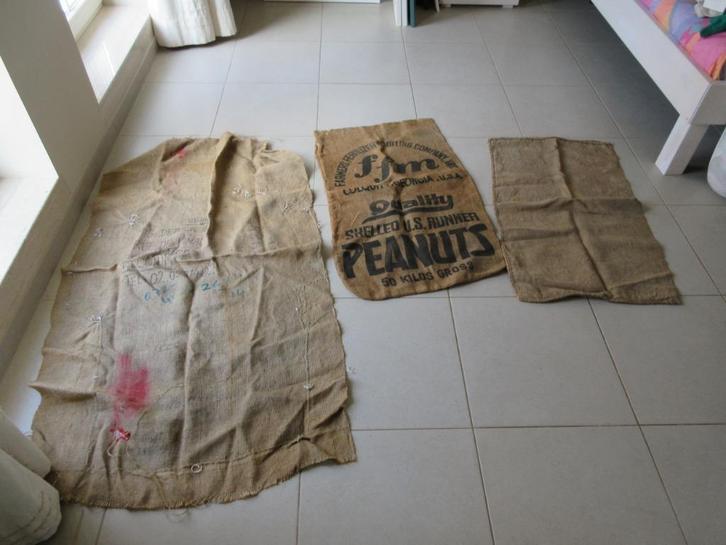 2 jute zakken oude bruine zakken in Jute en 1 jute stof, Antiek en Kunst, Curiosa en Brocante, Ophalen