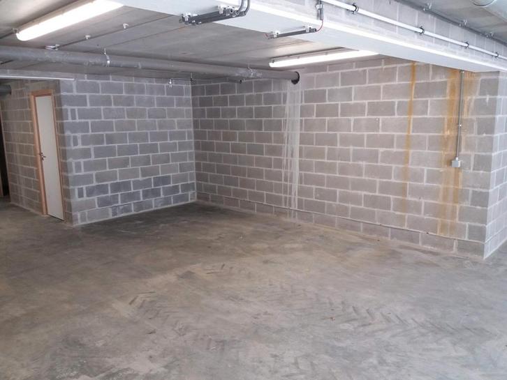 Ondergrondse Autostaanplaats Mechelen (auto aanhanger, moto), Autos : Divers, Garages