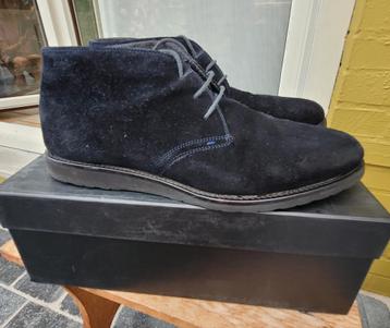 Belle paire de bottines robustes de la marque Hugo Boss, 45 disponible aux enchères