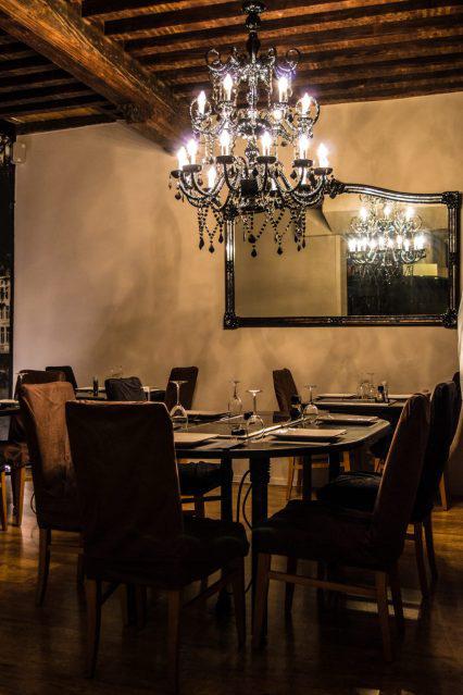 Stoelen en tafel te koop nog twintig stuks en zeven tafels, Ophalen, Gebruikt, Overige materialen, Zie foto