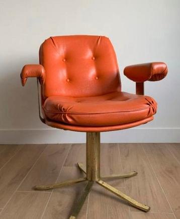 Vintage kapperstoel beschikbaar voor biedingen