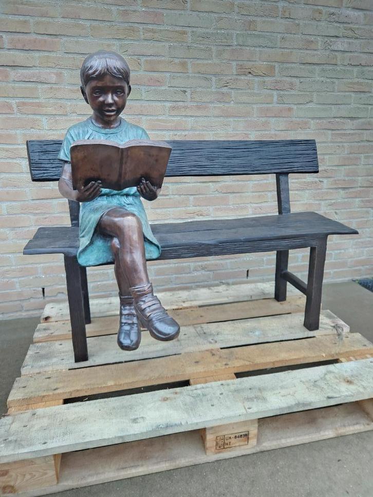 Bronzen tuinbank met lezend meisje alles aan lage prijzen!!!, Tuin en Terras, Tuinbeelden, Zo goed als nieuw, Mensenbeeld, Steen