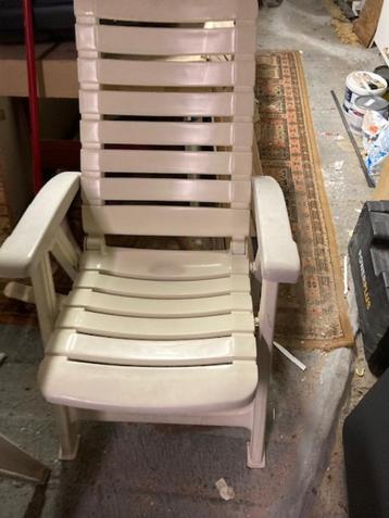 TUINSTOELEN WIT/PLASTIEK beschikbaar voor biedingen
