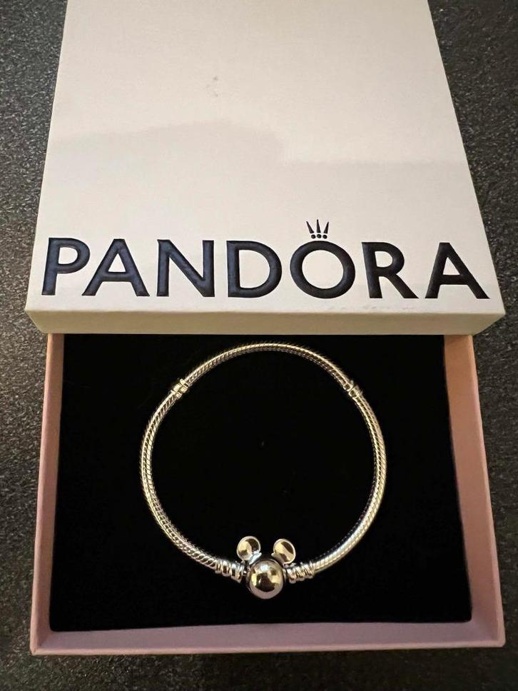 Pandora armband, Handtassen en Accessoires, Armbanden, Zo goed als nieuw, Zilver, Zilver, Met bedels of kralen, Ophalen of Verzenden