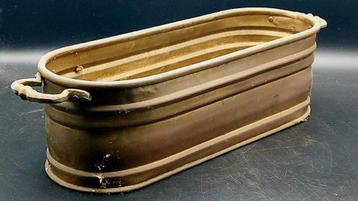 Antieken koperen plantenbak beschikbaar voor biedingen