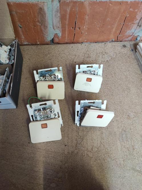 Drukknop wisselschakelaar met lichtje., Doe-het-zelf en Bouw, Elektriciteit en Kabels, Stopcontact, Ophalen