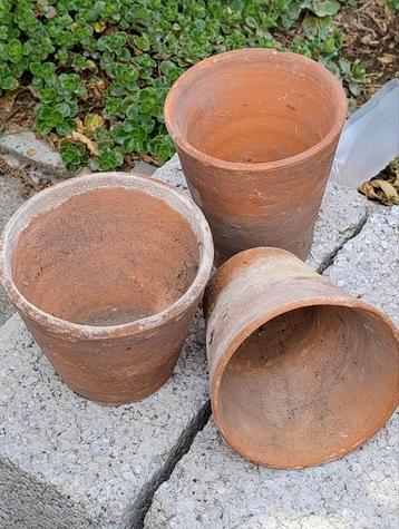 Oude bloempotjes  beschikbaar voor biedingen
