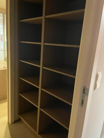 Boekenkast beschikbaar voor biedingen