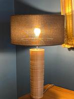 Design lamp op gedraaid massief houten voet, Nieuw, Minder dan 100 cm, Hout