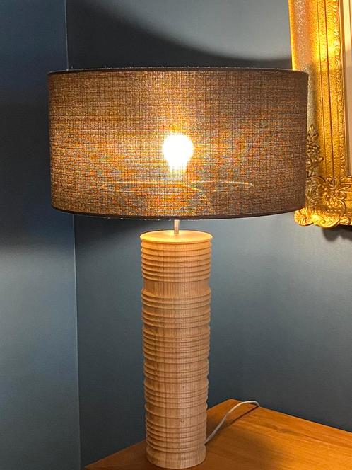 Design lamp op gedraaid massief houten voet, Huis en Inrichting, Lampen | Vloerlampen, Nieuw, Minder dan 100 cm, Hout