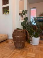 Grote rieten mand met deksel, Huis en Inrichting, Woonaccessoires | Schalen en Manden, Ophalen, Zo goed als nieuw