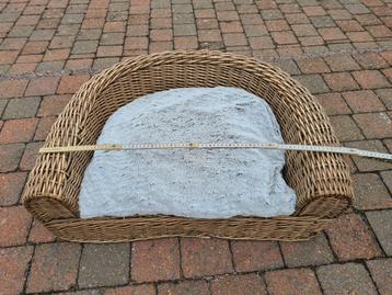 Rotan hondenmand beschikbaar voor biedingen