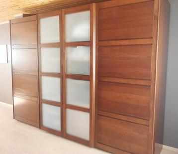 Mooie grote vierdelige kast.  Modern - klassiek beschikbaar voor biedingen