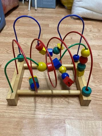 Houten kralenspiraal beschikbaar voor biedingen