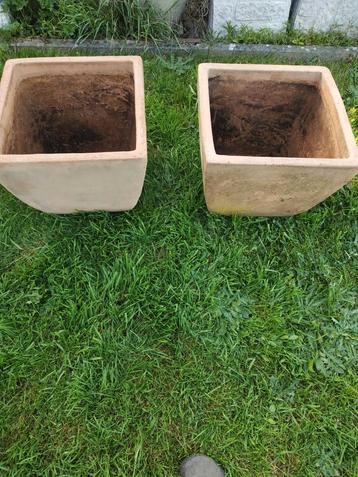 2 vierkante terracotta plantbakken ( geen PVC) beschikbaar voor biedingen