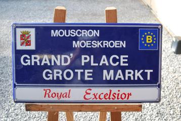 plaque émaillée * MOUSCRON GRAND PLACE * don royal excelsior disponible aux enchères