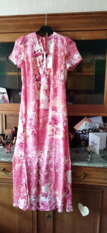 Lange jurk met fuschia bloemenprint en witte bloemen - maat, Kleding | Dames, Nieuw, Majolica, Roze, Onder de knie