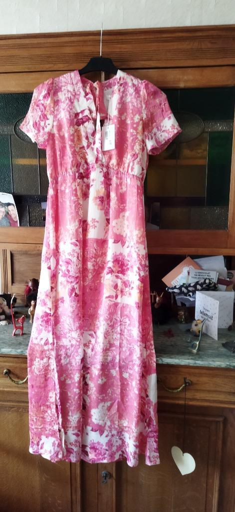 Lange jurk met fuschia bloemenprint en witte bloemen - maat, Kleding | Dames, Jurken, Nieuw, Maat 38/40 (M), Roze, Onder de knie