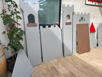 Houten kasteel beschikbaar voor biedingen