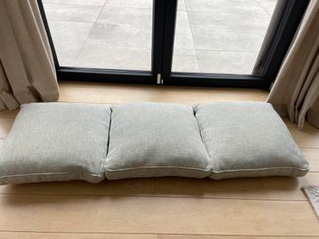 3 identieke grote kussens beschikbaar voor biedingen