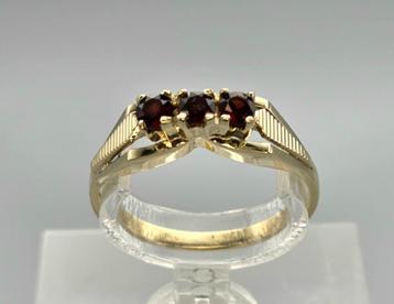 Gouden Vintage ring met edelsteen granaat. 2025/650. beschikbaar voor biedingen
