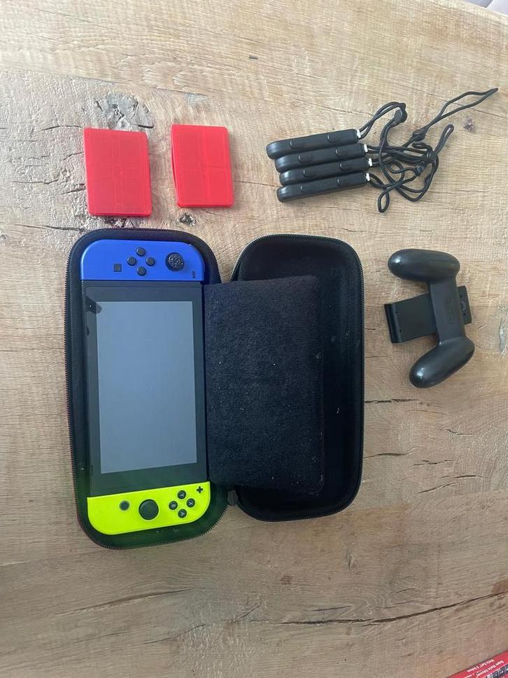 Nintendo switch te koop - geen koerier !, Games en Spelcomputers, Spelcomputers | Nintendo Switch, Zo goed als nieuw, Ophalen
