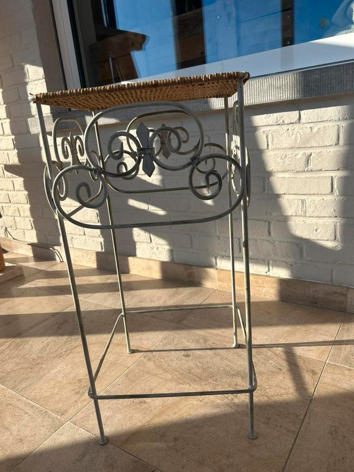 Table d'appoint ancienne avec plateau en osier, Maison & Meubles, Tables | Tables d'appoint, Utilisé, Enlèvement