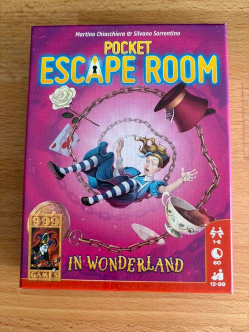 Pocket Escape Room - In Wonderland, Hobby en Vrije tijd, Gezelschapsspellen | Kaartspellen, Zo goed als nieuw, Een of twee spelers