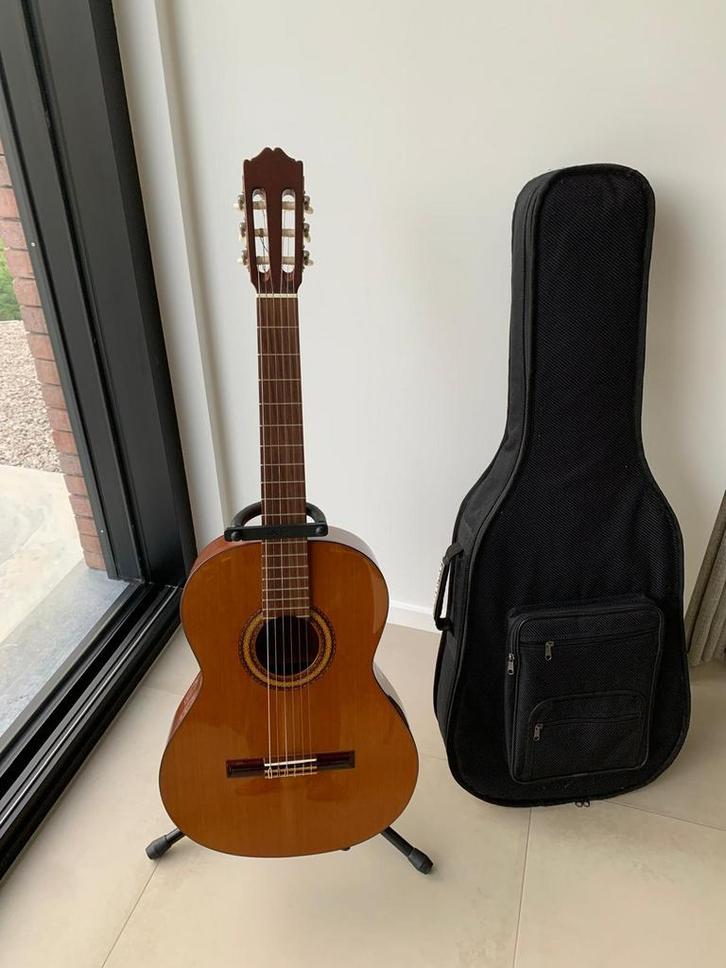 Guitare Cuenca Model 30 avec support et étui, Musique & Instruments, Instruments à corde | Guitares | Acoustiques, Comme neuf