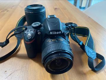 Appareil photo Nikkon D3200 avec 2 objectifs et accessoires disponible aux enchères