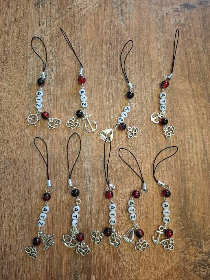 ATEEZ-Inspired Telefoon-/Sleutelhanger – Handgemaakt, Handtassen en Accessoires, Armbanden, Zo goed als nieuw, Staal, Grijs, Met bedels of kralen