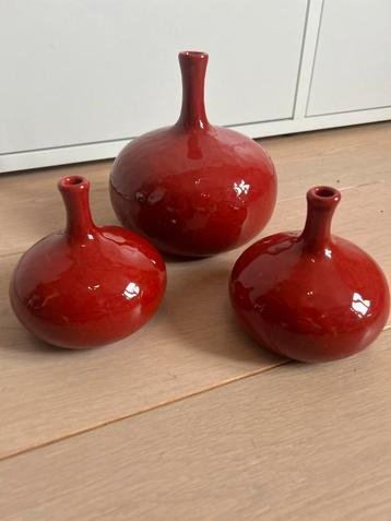 3 rode vaasjes beschikbaar voor biedingen