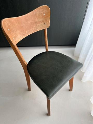 houten stoelen met groen lederen zitvlak beschikbaar voor biedingen
