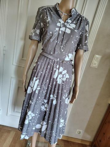 Vintage grijze jurk met bijhorende ceintuur  beschikbaar voor biedingen